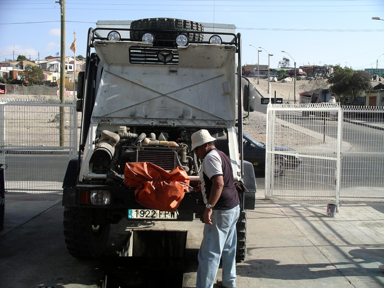 cambiando el aceite al niño